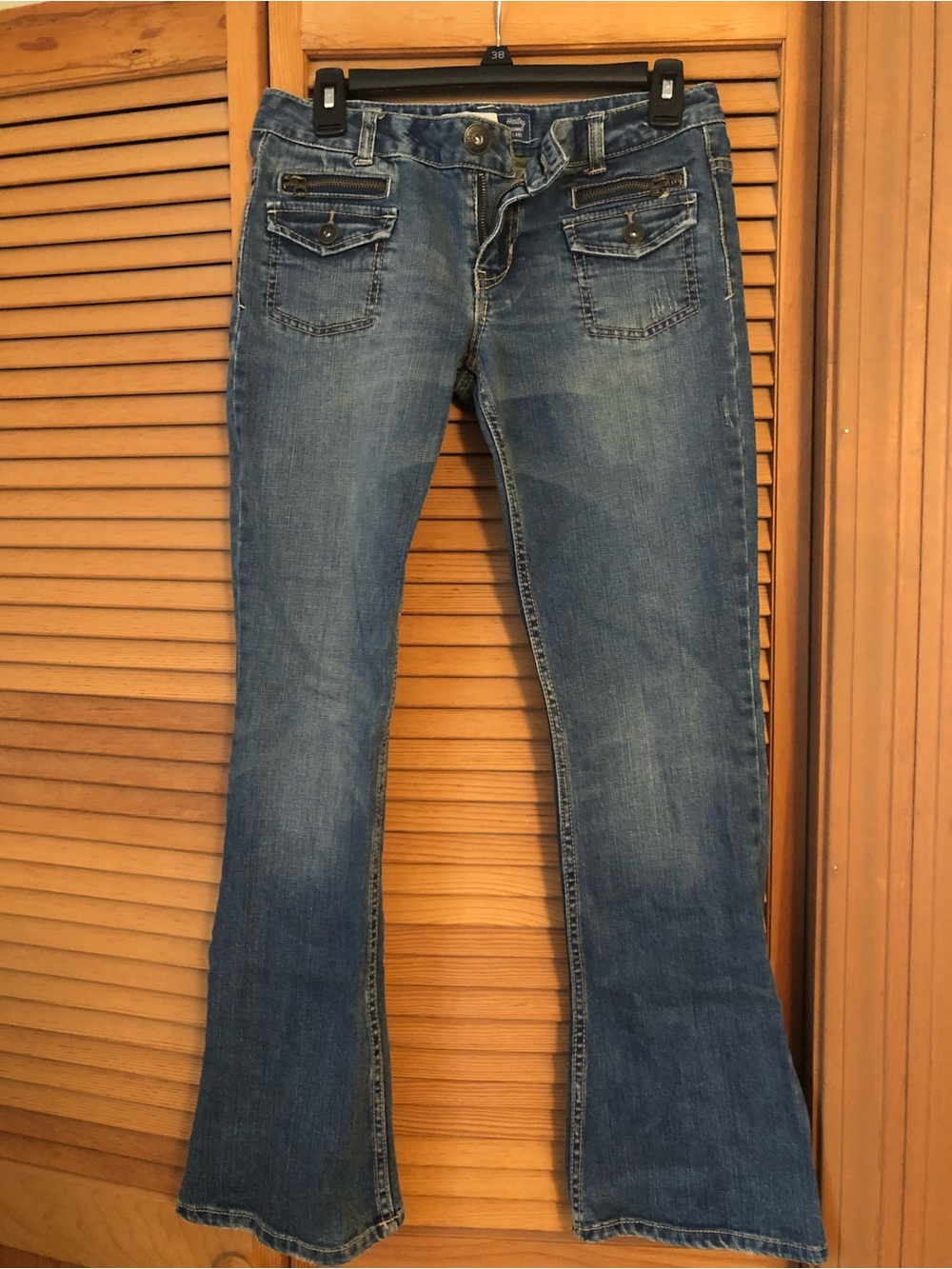 Aeropostale Hailey Skinny Flare 3/4 Short Jeans in Medium Blue Wash
